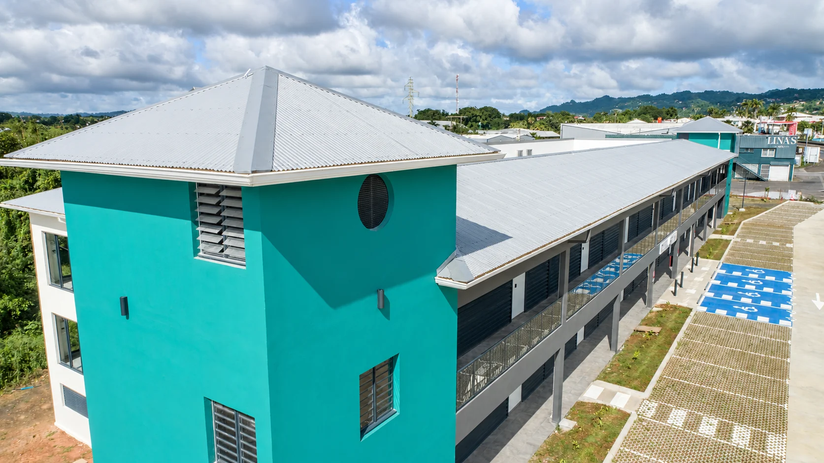 Vue aérienne d’un bâtiment professionnel à Bois Carré, au Lamentin en Martinique